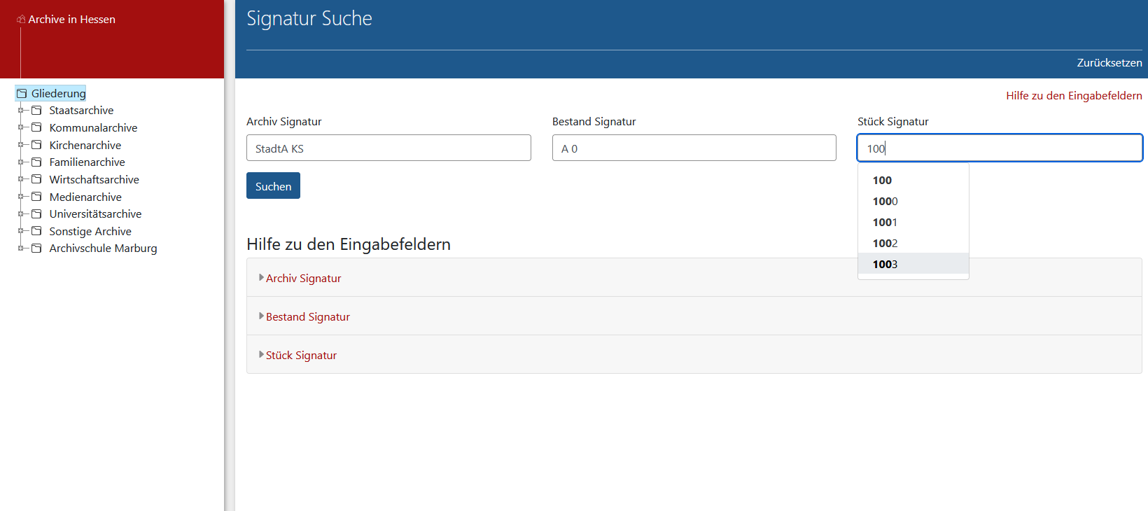 Screenshot der Suchmaske der Signatur Suche in Arcinsys. Die 'Signatur Suche' wird über den Menüpunkt 'Suche' und den Untermenüpunkt 'Signatur Suche' aufgerufen.
								Die Suchmaske ist mit der h1-Überschrift 'Signatur Suche' bezeichnet. Im Kopfbereich befindet sich der Button 'Zurücksetzen'.
								Die Suchmaske der Signatur-Suche enthält den Link 'Hilfe zu den Eingabefeldern', die Autocompleterfelder 'Archiv-Signatur', 'Bestand Signatur' und 'Stück Signatur' sowie den Button 'Suchen'.
								Zudem befindet sich in ihr die mit einer h2-Überschrift bezeichnete 'Hilfe zu den Eingabefeldern'.