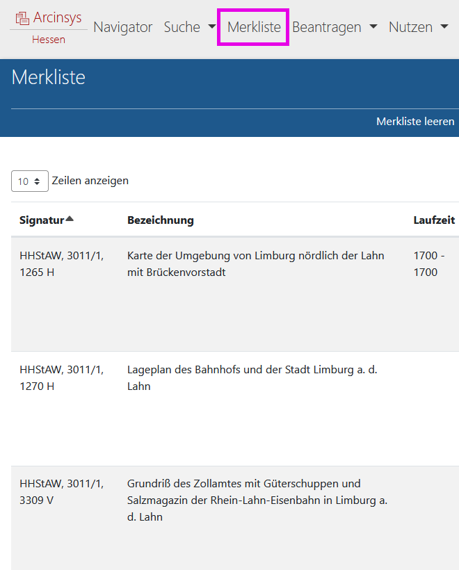 Screenshot der Seite 'Merkliste' von Arcinsys.  
									Die Merkliste hat die h1-Überschrift 'Merkliste'. Sie enthält einen Kopfbereich und eine Tabelle. Im Kopfbereich befinden sich folgende Buttons: Merkliste leeren, Alle in den Bestellkorb, CSV, Drucken.
									Im Hauptbereich befindet sich der Link 'Häufig gestellte Fragen'.
									Merklistenpositionen werden in einer Tabelle angezeigt. Die Tabelle hat folgende Spalten: Signatur, Bezeichnung, Laufzeit, Information, Aktion. 
															
									In der Spalte 'Information' werden mittels Symbolen Informationen zur Verzeichnung angezeigt. 
									Wenn die Verzeichnung schon bestellt wurde, wird die Information 'Die Merklistenposition wurde bereits bestellt' ausgegeben (Hinweis für Sehende: Symbol grüner Haken). 
									Wenn die Verzeichnung noch Nutzungseinschränkungen unterliegt, wird die Information 'Nutzung eingeschränkt bis [Jahreszahl]' ausgegeben (Hinweis für Sehende: Symbol rotes Schloss).
									Wenn die Verzeichnung verborgen ist, wird die Information 'Verborgen (nicht veröffentlicht)' ausgegeben (Hinweis für Sehende: Symbol rotes Auge).
									In der Spalte 'Aktion' werden verschiedene Optionen oder Hinweise angeboten wie beispielsweise 'Detailseite anzeigen', 'In den Bestellkorb', 'Ist im Bestellkorb', 'Nicht bestellbar' oder 'Entfernen'.
									Wenn Merklistenpositionen vorhanden sind, wird unter der Tabelle folgender Hinweis ausgegeben: [Anzahl] von [Anzahl] Einträgen.
									
									Ferner gibt es auf die mit einer h2-Überschrift bezeichnete Rubrik 'Häufig gestellte Fragen'. Sie hat Registerkarten, die mit Klick geöffnet (erweitert) und geschlossen (reduziert) werden können. 
								Es gibt folgende Registerkarten: 
									Wie viele Archivalien kann ich auf die Merkliste stellen?
									Wie viele Archivalien kann ich in den Bestellkorb legen?
									Wieso sind manche Archivalien nicht bestellbar?
									Werden Verzeichnungen bei der Übertragung in den Bestellkorb automatisch von der Merkliste gelöscht?
									Wie kann ich verhindern, dass ich Archivalien versehentlich doppelt bestelle?