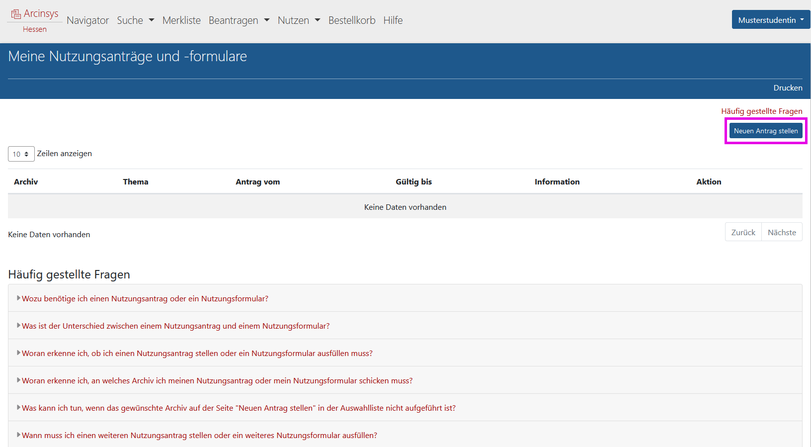 Screenshot der Seite 'Meine Nutzungsanträge und -formulare' in Arcinsys. 
								Die Seite hat die h1-Überschrift 'Meine Nutzungsanträge und -formulare'. Im Kopfbereich gibt es den Link 'Drucken'.
								Im Hauptbereich gibt es den Link 'Häufig gestellte Fragen' und den Button 'Neuen Antrag stellen'.								
								Vorhandene Nutzungsanträge und Nutzungsformulare werden in einer Tabelle angezeigt. Sie hat folgende Spalten: 
								Archiv, Thema, Antrag vom, Gültig bis, Information, Aktion.
								In der Spalte 'Information' informieren Icons über den Bearbeitungsstatus. Für sie werden folgende Informationen ausgegeben:
								Antrag übermittelt (Hinweis für Sehende: Symbol gelbes Blatt mit zwei Pfeilen), Nutzung möglich (Symbol grünes Blatt mit grünem Haken), abgelaufen (Symbol rote Sanduhr), 
								Genehmigung abgelehnt (Symbol: rotes Blatt mit Schrägkreuz).
								
								In der Spalte 'Aktion' gibt es einen Link zur Anzeige von Nutzungsanträgen oder Nutzungsformularen. 
								Für ihn können zwei verschiedenen Links ausgegeben werden. Bei Nutzungsanträgen lautet der Link 'Antrag und Bescheid anzeigen'.
								Bei Nutzungsformularen lautet der Link 'Nutzungsformular anzeigen'.
								Ist der Nutzungsantrag abgelaufen, gibt es in der Spalte 'Aktion' den Link 'Antrag auf Verlängerung stellen'.
								
								Ferner gibt es  die mit einer h2-Überschrift bezeichnete Rubrik 'Häufig gestellte Fragen'. Sie hat folgende Registerkarten: 
								Wozu benötige ich einen Nutzungsantrag oder ein Nutzungsformular?
								Was ist der Unterschied zwischen einem Nutzungsantrag und einem Nutzungsformular?
								Woran erkenne ich, ob ich einen Nutzungsantrag stellen oder ein Nutzungsformular ausfüllen muss?
								Woran erkenne ich, an welches Archiv ich meinen Nutzungsantrag oder mein Nutzungsformular schicken muss?
								Was kann ich tun, wenn das gewünschte Archiv auf der Seite 'Archiv auswählen' in der Auswahlliste nicht aufgeführt ist?
								Wann muss ich einen weiteren Nutzungsantrag stellen oder ein weiteres Nutzungsformular ausfüllen?								
								Wie lange dauert es, bis mein Nutzungsantrag oder mein Nutzungsformular bearbeitet wird?
								Wie erfahre ich, ob mein Nutzungsantrag genehmigt oder abgelehnt wurde?
								Wie lange sind mein Nutzungsantrag oder mein Nutzungsformular gültig?
								Was mache ich, wenn mein Nutzungsantrag abgelaufen ist?
								Aus welchen Gründen kann mein Nutzungsantrag abgelehnt werden oder die Gültigkeit des Nutzungsformulars entzogen werden?
								Wie kann ich Archivalien nutzen, die noch Nutzungseinschränkungen unterliegen?
								Wie kann ich meinen Nutzungsantrag oder mein Nutzungsformular einsehen oder ausdrucken?