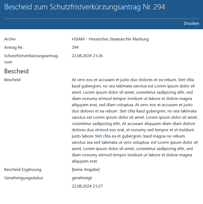 Screenshot eines Bescheids zum Schutzfristverkürzungsantrag in Arcinsys. 
								Die Seite hat die h1-Überschrift 'Bescheid zum Schutzfristverkürzungsantrag Nr. [Zahl]'. Im Kopfbereich gibt es den Button 'Drucken'.
								In einer Tabelle sind die wichtigsten Angaben zum Antrag zusammengefasst. 
								Es gibt folgende Zeilen: Archiv, Antrag Nr.:, Schutzfristverkürzungsantrag vom.
								Der Bescheidtext ist mit der h2-Überschrift 'Bescheid' bezeichnet. Ferner gibt es die Rubriken 'Bescheid Ergänzung' und 'Genehmigungsstatus' sowie einen Zeitstempel.